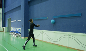 2、 学习正手发高远球时，帮助你体会“蹬地、转体、挥臂、闪腕”的羽球专项诱导练习是（）？