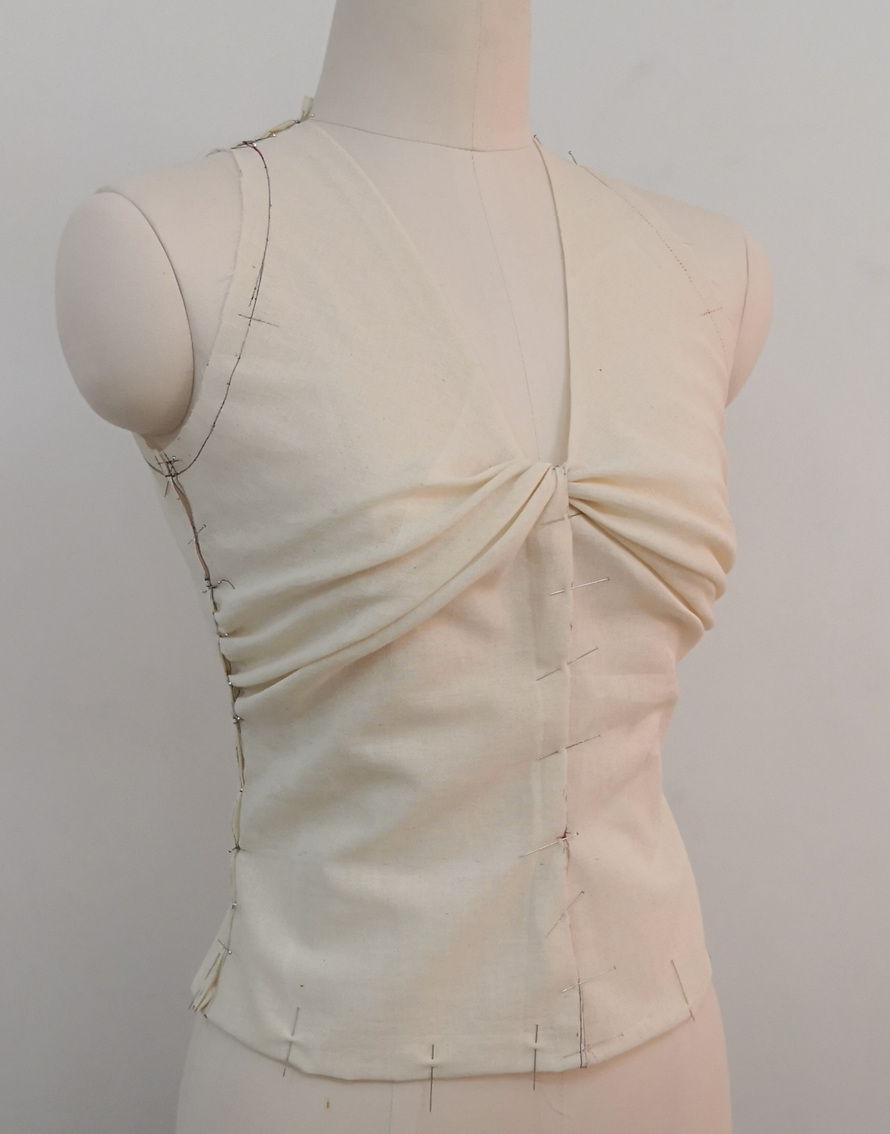 如下图所示的缠绕褶衣身中，缠绕褶中包含了一部分胸省和腰省的量。 