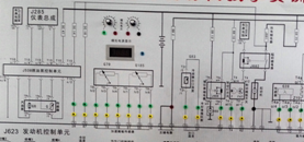 J538燃油泵控制单元的电路,如下所示。电路图中J538 T10n/2至J623发动机控制单元28端