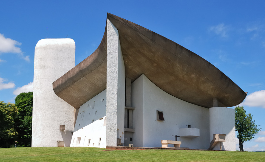 柯布西耶一生的作品和著述丰富，有力地推动了现代建筑的发展。下面哪一个是朗香教堂？