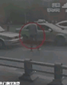 [图] 根据视频反映情况，假如白色上衣男子被大型客车撞... 根据视频反映情况，假如白色上衣男子被大