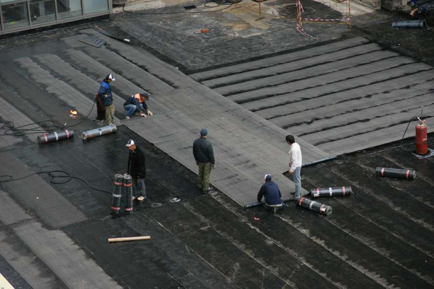 以下系列照片为某严寒地区的屋面施工过程，请结合所学...以下系列照片为某严寒地区的屋面施工过程，请结