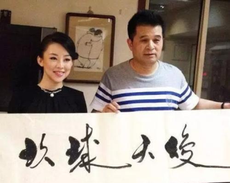 主持人毕福剑给中国著名的职业台球选手潘晓婷题字，采用了繁体字写法，但存在书写错误，正确的写法应该是：