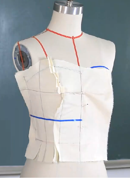 立裁完法式衬里胸省后，布料上的部分前中心线需要进行调整，包括：（）。 