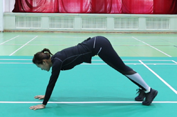 “动态热身”课程中介绍的具有提高躯干稳定性，能够拉伸腿部后侧肌肉链、激活核心肌肉、刺激腕部、肩部肌肉
