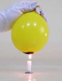 关于气球“挑战烛火”的实验，下列说法错误的是 A、吹大的气球直接接触烛火很容易爆，是因为气球的熔点约
