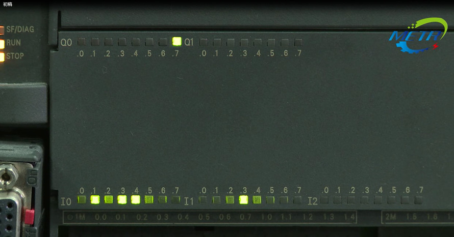 查看PLC的IO信号时，也可以根据PLC面板上的IO指示灯进行判断。下图中PLC是在停止状态，I0.