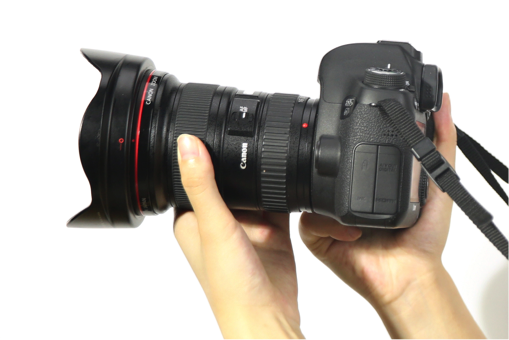 【单选题】手动对焦时，可以通过手工转动镜头上的（）来调节相机镜头实现照片清晰的对焦。 