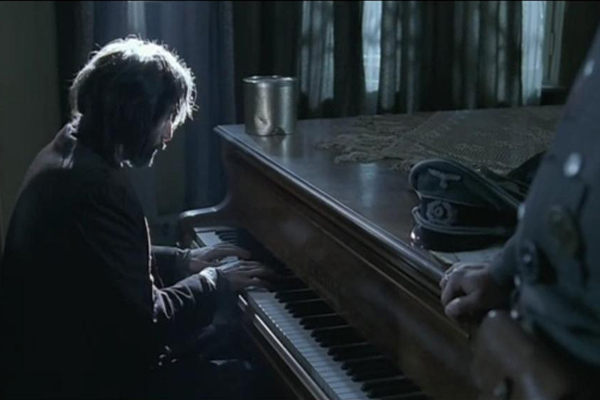 [图] 此画面出自电影《钢琴家》。该片是以波兰钢琴家肖邦... 此画面出自电影《钢琴家》。该片是以波